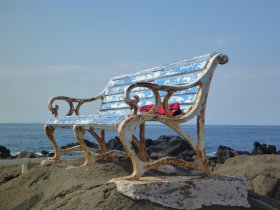 海を眺めるベンチ